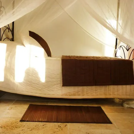 Aux Bords Du Temps Bed & Breakfast 3*